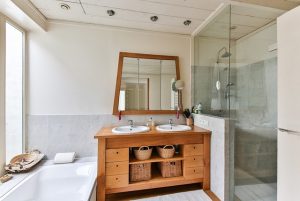 Optimale verwennerij voor jou en je badkamer: een diepgaande duik in badproducten, huid- en haarverzorgingsproducten, badkamer accessoires, en onderhoudstips.